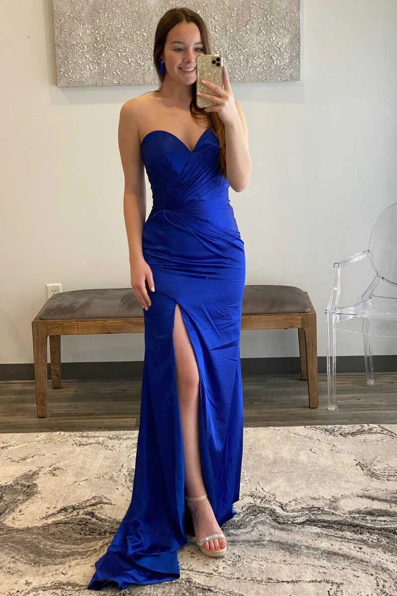 Vestido de fiesta de satén con escote corazón y abertura
